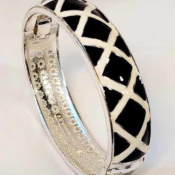 Vera Bradley Jewelry - Elegant Black and White Bracelet